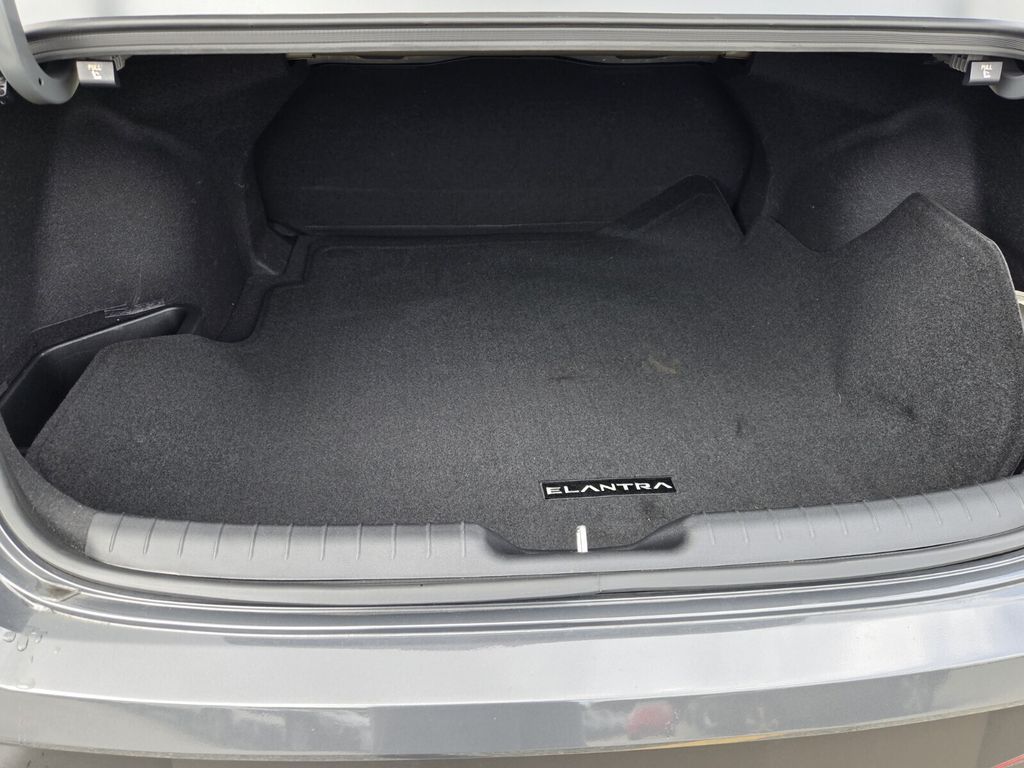 2025 Hyundai Elantra Blue - Photo 14