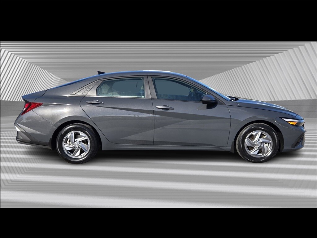 2024 Hyundai Elantra SE photo 4
