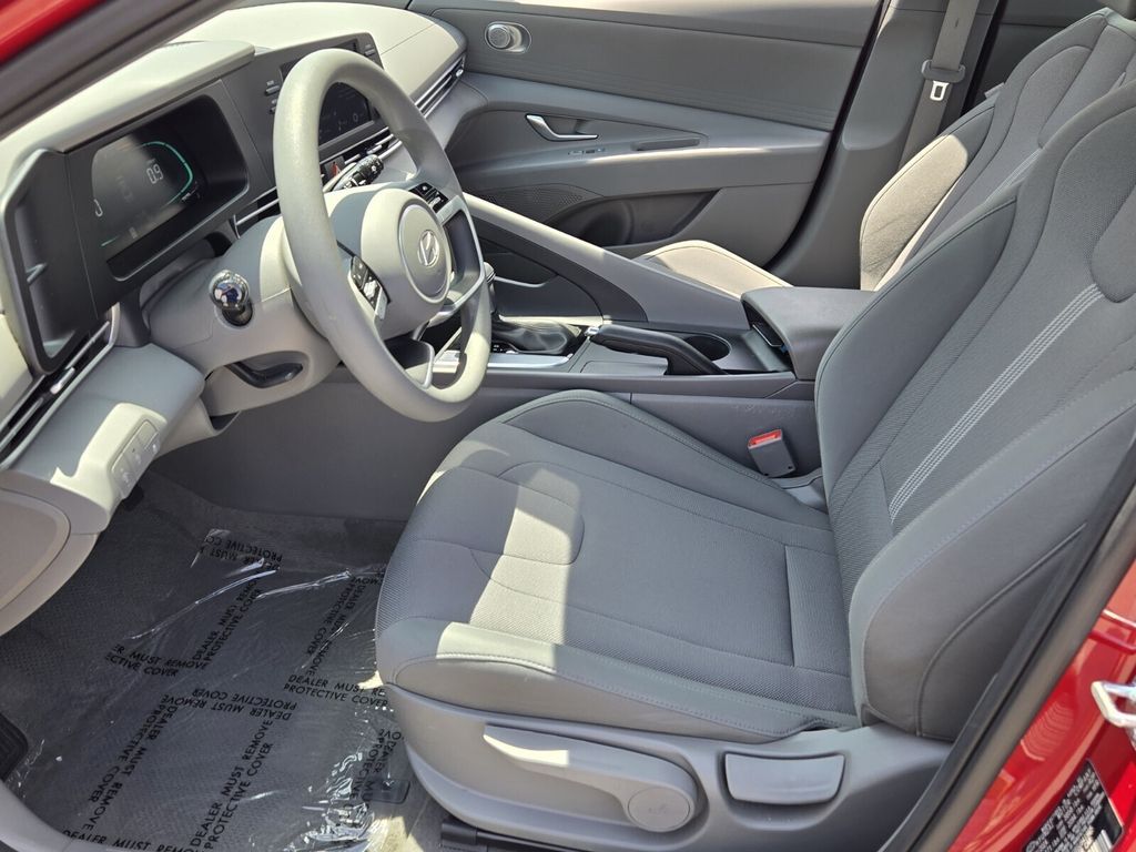 2025 Hyundai Elantra SE - Photo 10
