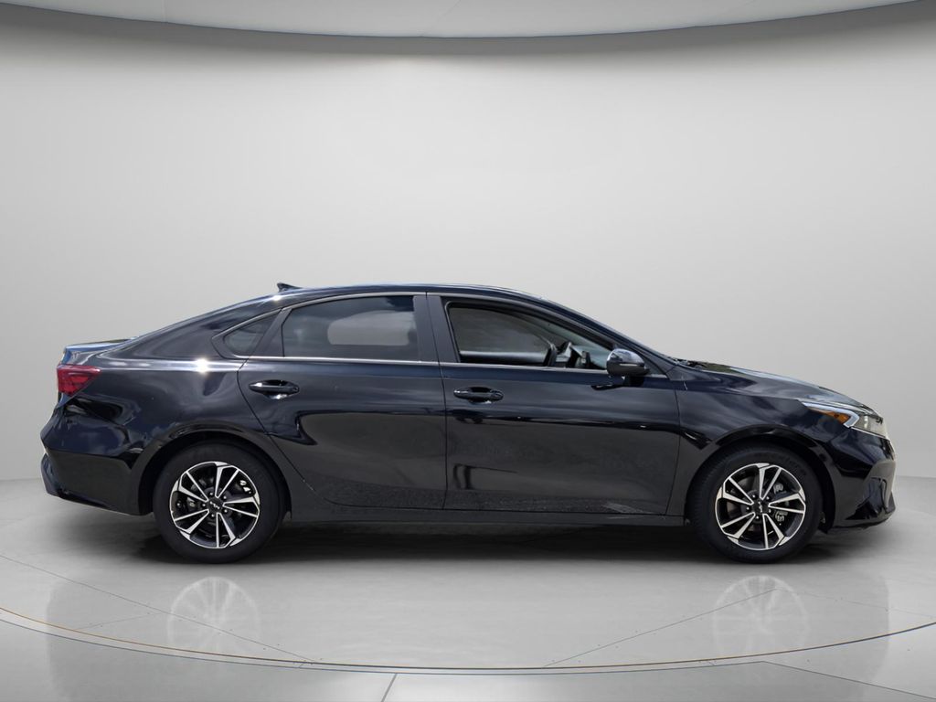2024 Kia Forte LXS - Photo 4
