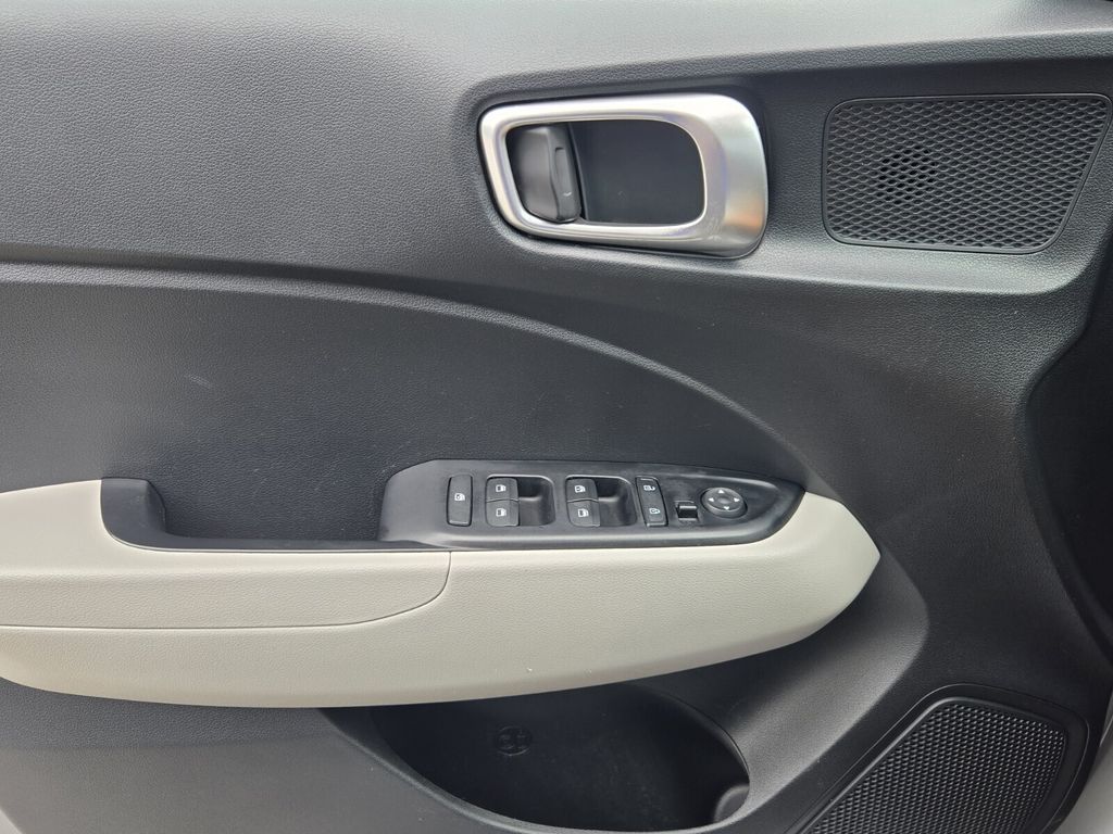 2025 Hyundai Venue SEL - Photo 30