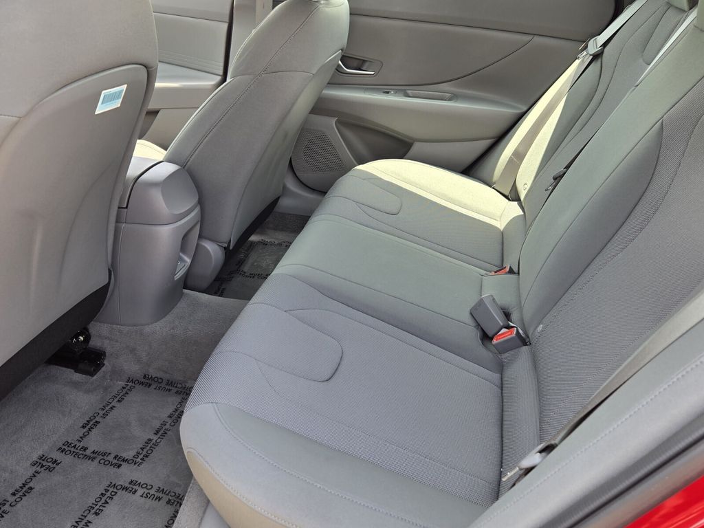 2025 Hyundai Elantra SE - Photo 11
