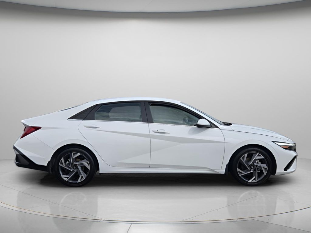 2025 Hyundai Elantra SEL - Photo 4