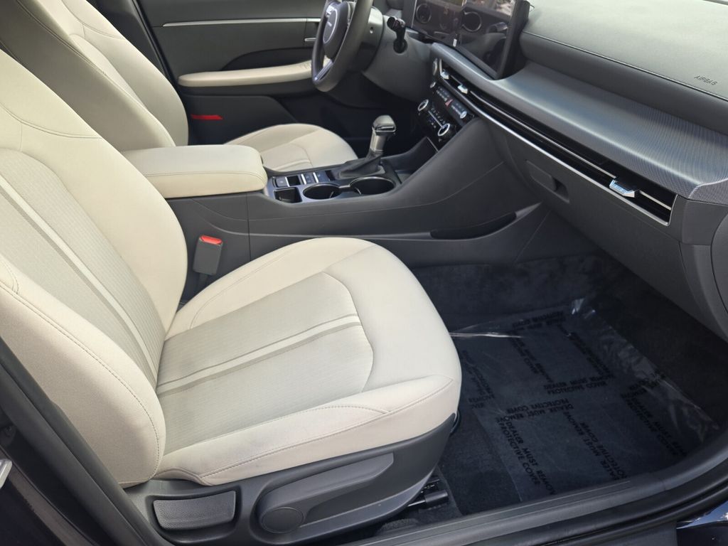 2025 Hyundai Sonata SE - Photo 16