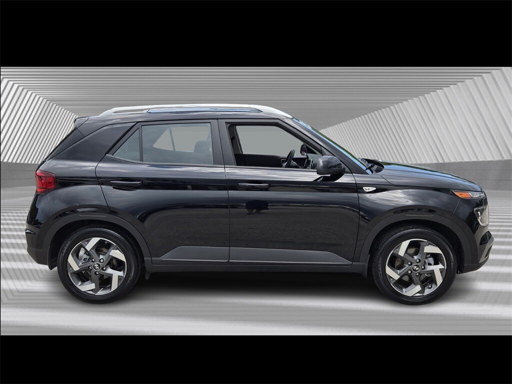 2025 Hyundai Venue SEL photo 2