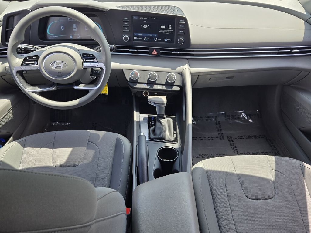 2025 Hyundai Elantra SE - Photo 12