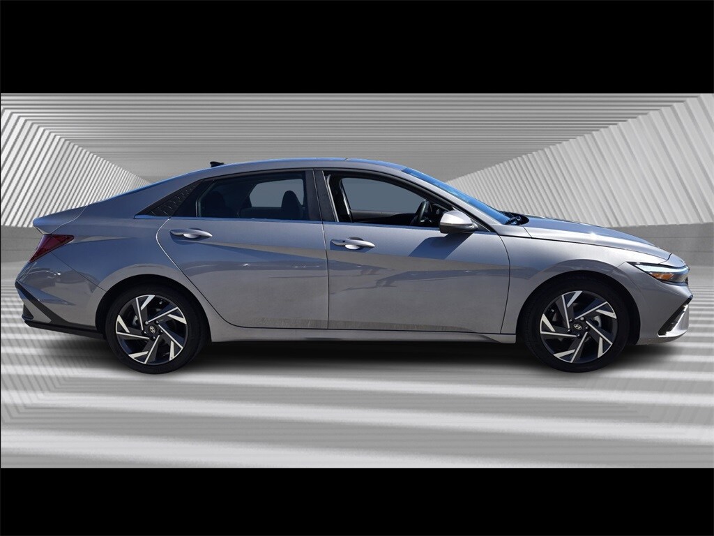 2024 Hyundai Elantra SEL Convenience photo 2