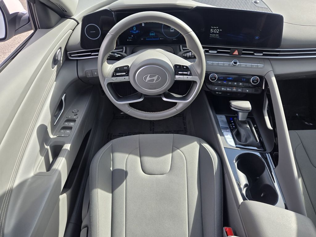 2025 Hyundai Elantra SEL - Photo 13
