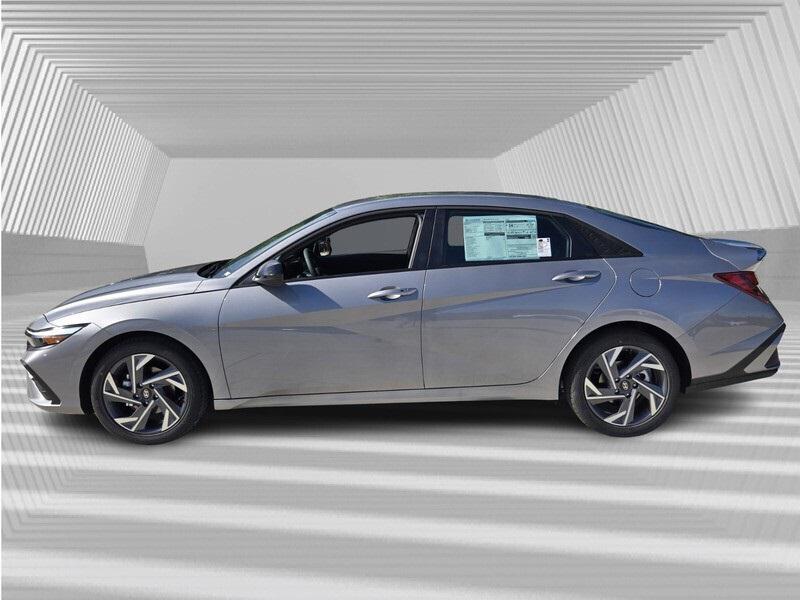 2025 Hyundai Elantra SEL Sport photo 2