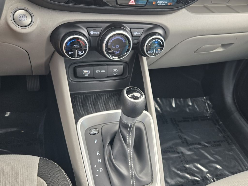 2025 Hyundai Venue SEL - Photo 18