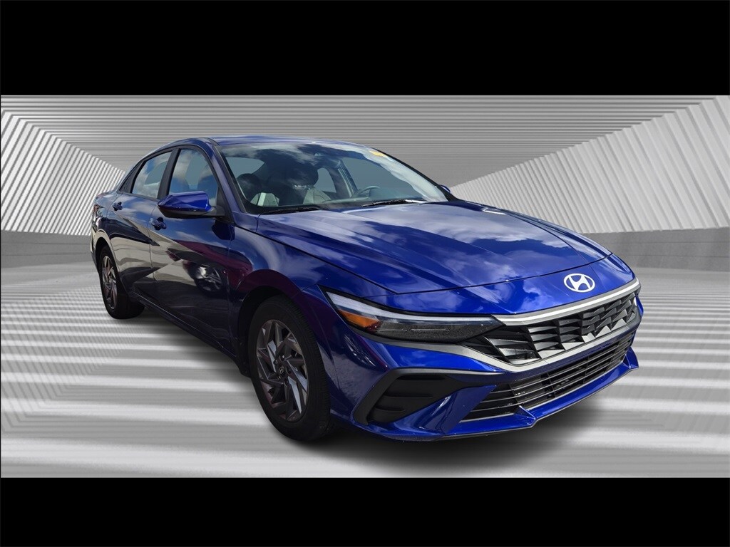 2024 Hyundai Elantra SEL photo 3