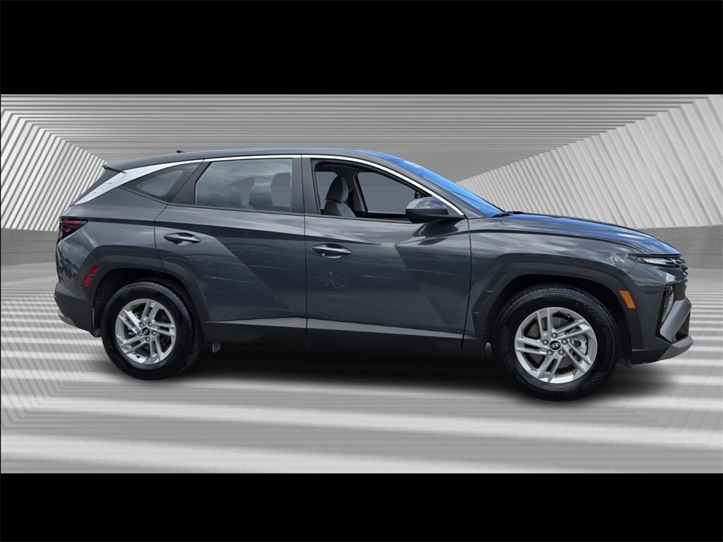 2025 Hyundai Tucson SE photo 2