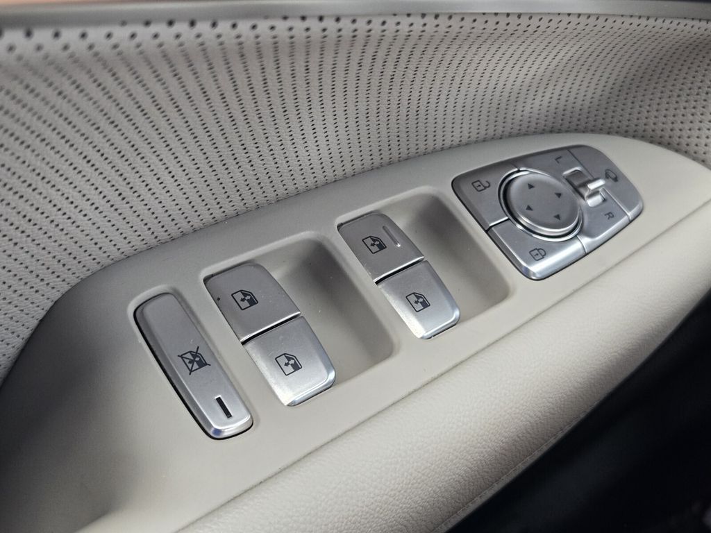 2023 GENESIS G70 Standard - Photo 28