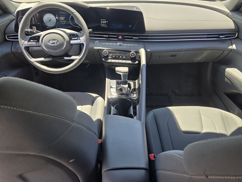 2025 Hyundai Elantra SEL - Photo 12