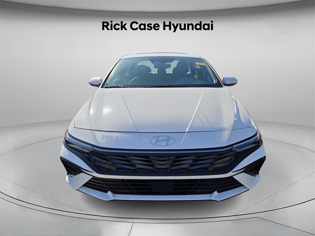 2024 Hyundai Elantra SEL Convenience photo 2