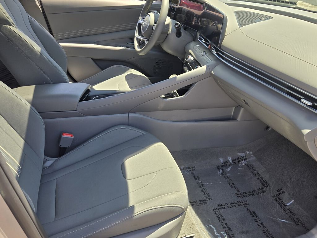 2025 Hyundai Elantra SEL - Photo 16
