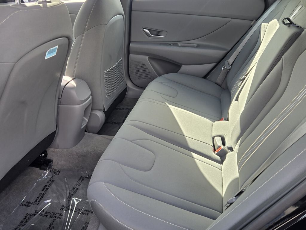 2025 Hyundai Elantra SEL - Photo 11