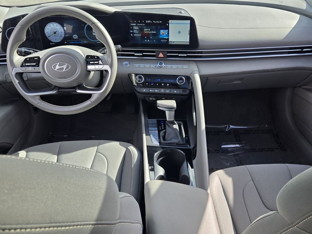 2025 Hyundai Elantra SEL - Photo 12