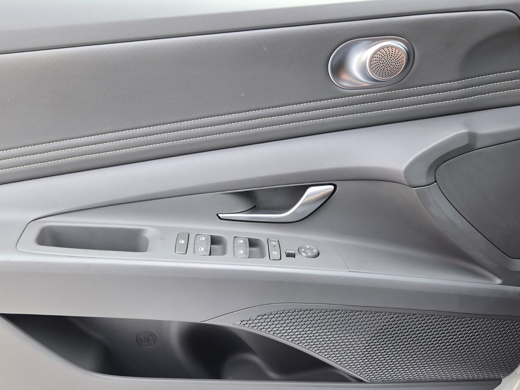 2025 Hyundai Elantra SEL - Photo 29