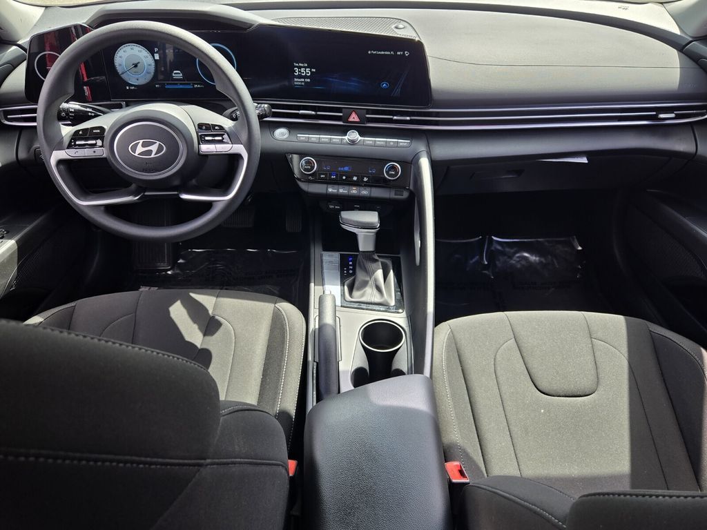 2024 Hyundai Elantra SEL - Photo 12