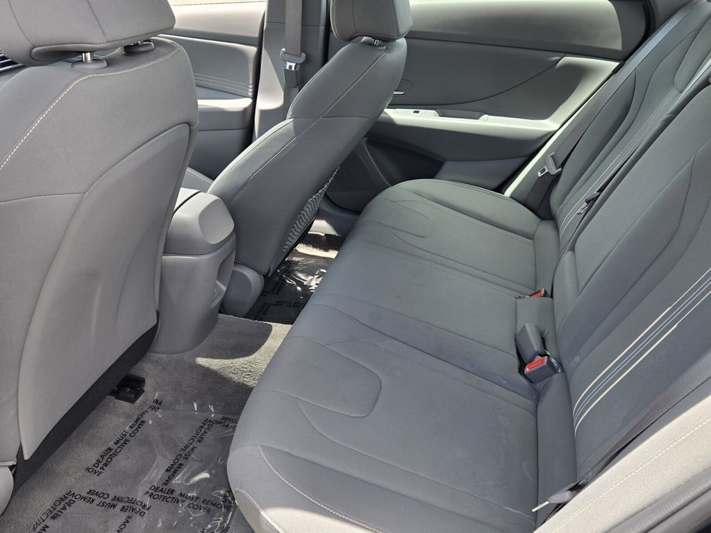 2025 Hyundai Elantra SEL - Photo 11