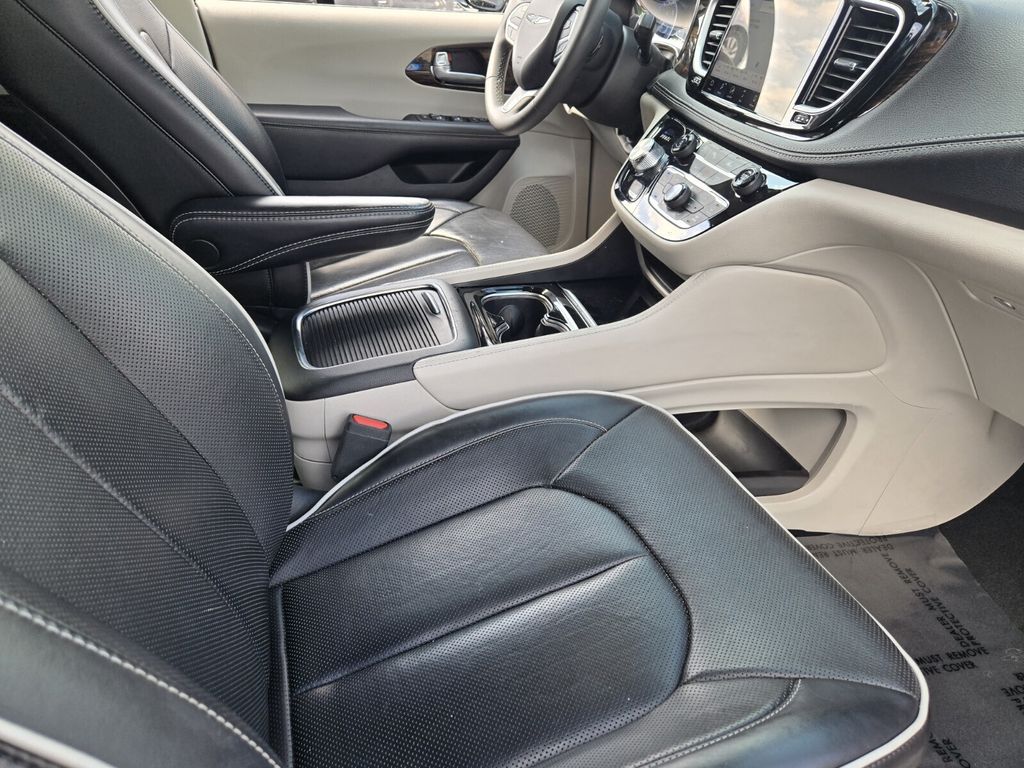 2024 Chrysler Pacifica Limited - Photo 16
