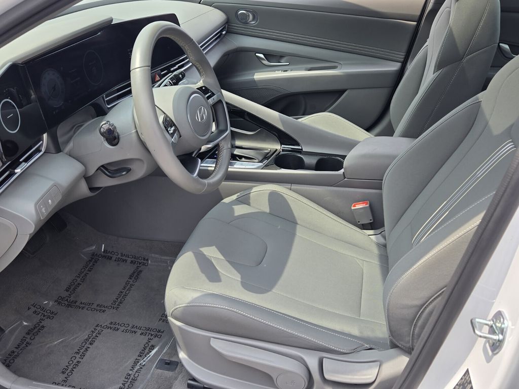 2025 Hyundai Elantra SEL - Photo 10