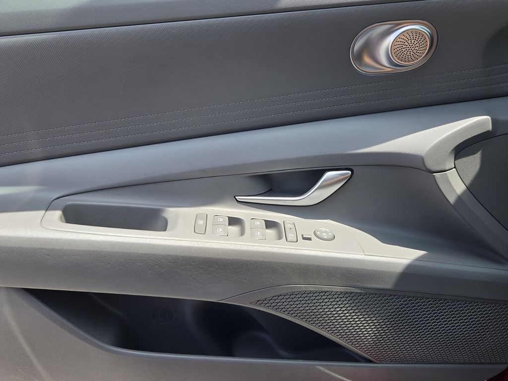 2025 Hyundai Elantra SE - Photo 29