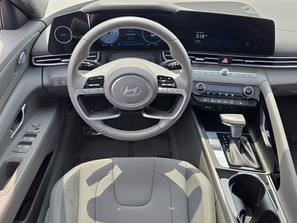 2025 Hyundai Elantra SEL - Photo 13
