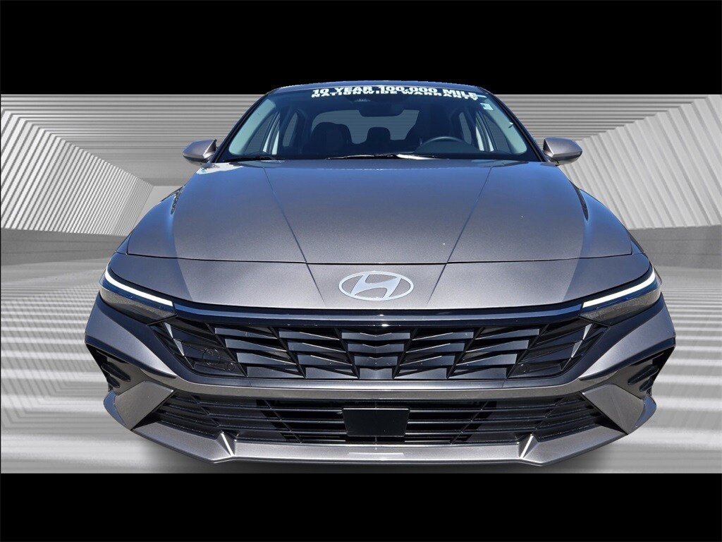 2024 Hyundai Elantra SEL Convenience photo 3