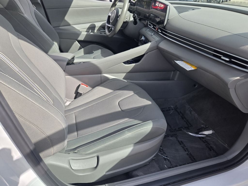 2025 Hyundai Elantra SEL - Photo 16