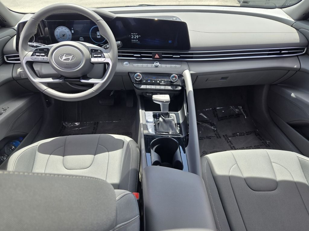 2025 Hyundai Elantra SEL - Photo 12