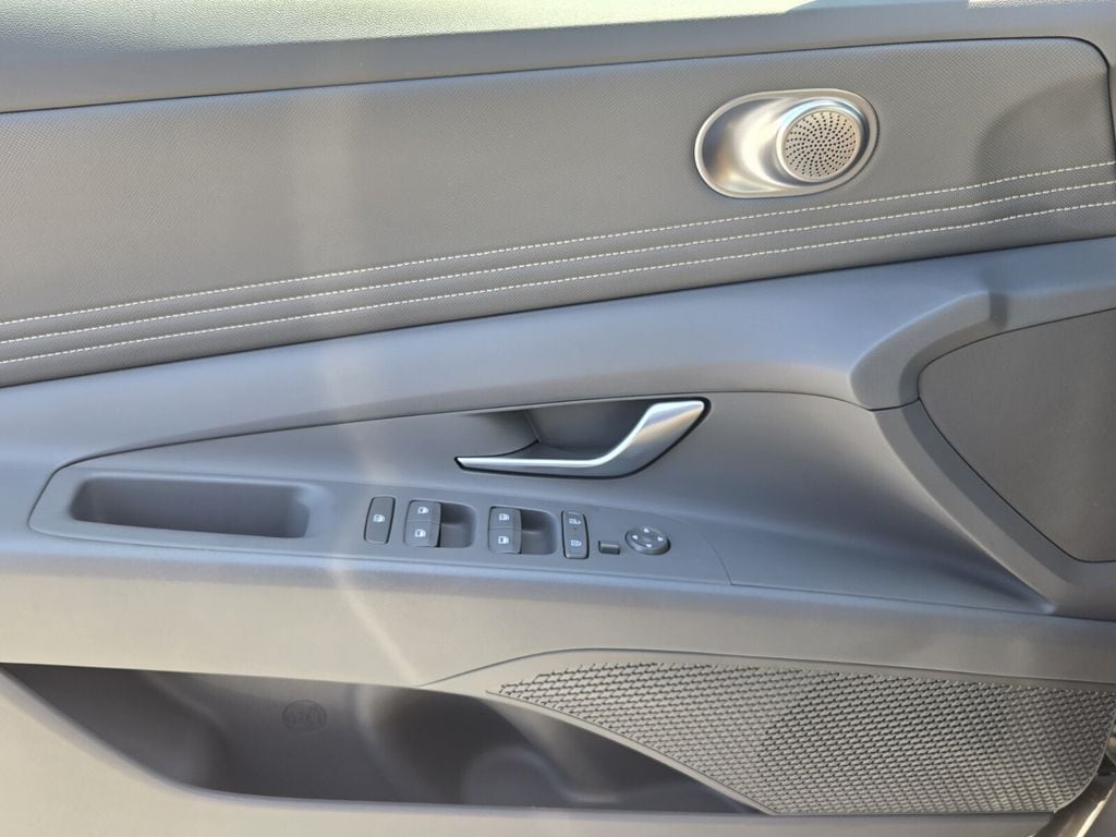 2025 Hyundai Elantra SEL - Photo 30