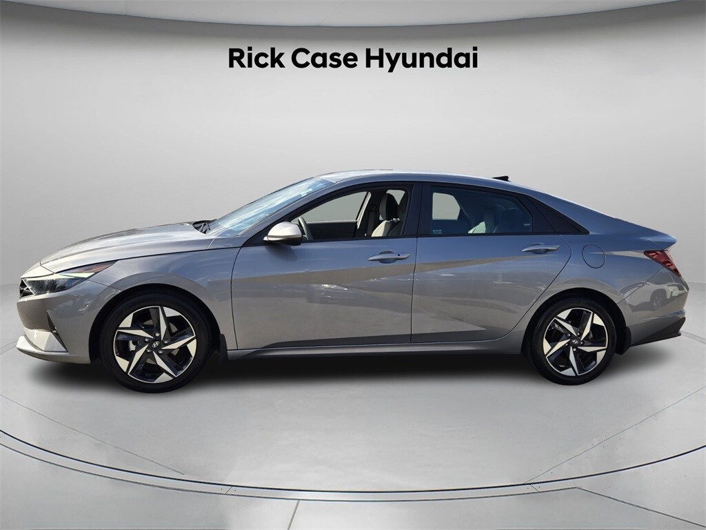 2023 Hyundai Elantra SEL photo 2