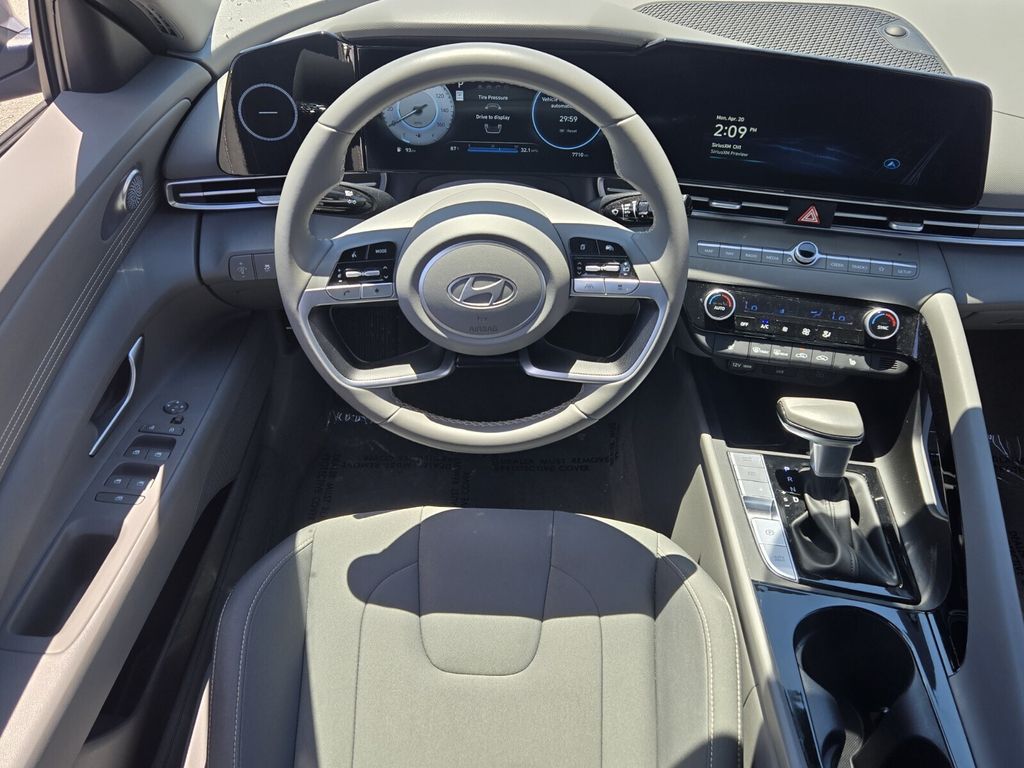 2025 Hyundai Elantra SEL - Photo 13