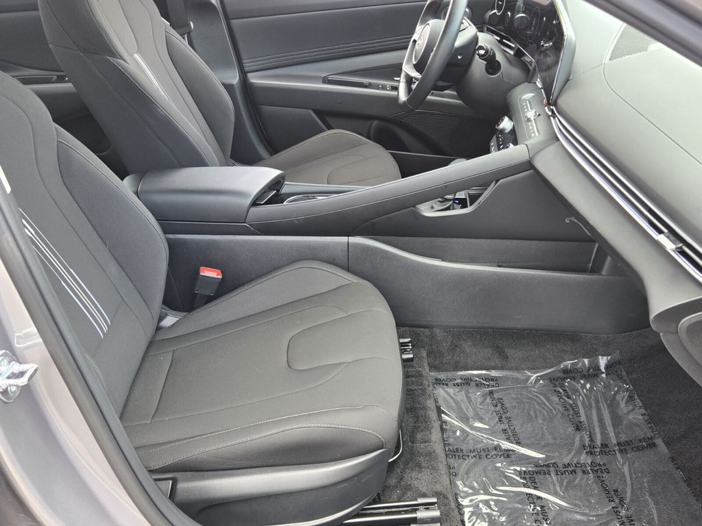 2025 Hyundai Elantra SEL - Photo 17