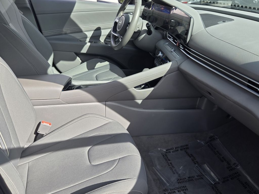 2025 Hyundai Elantra SEL - Photo 16