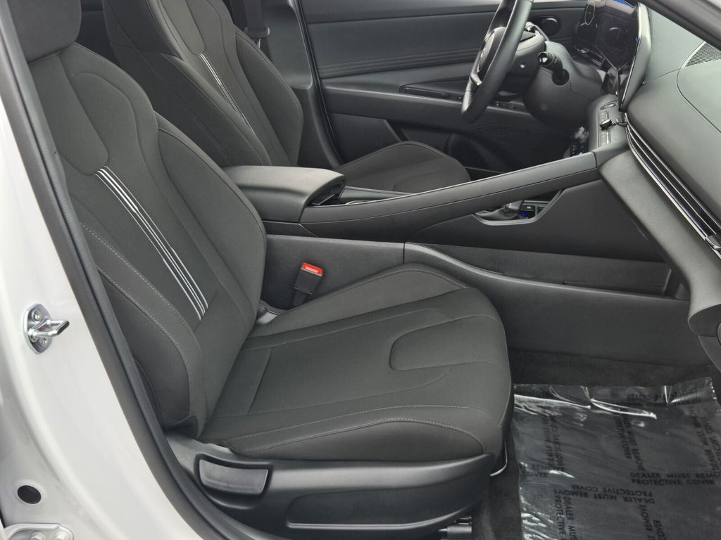 2025 Hyundai Elantra Blue - Photo 17