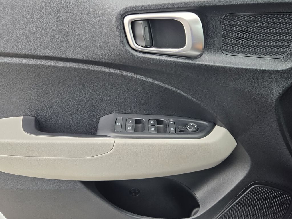 2023 Hyundai Venue SEL - Photo 28