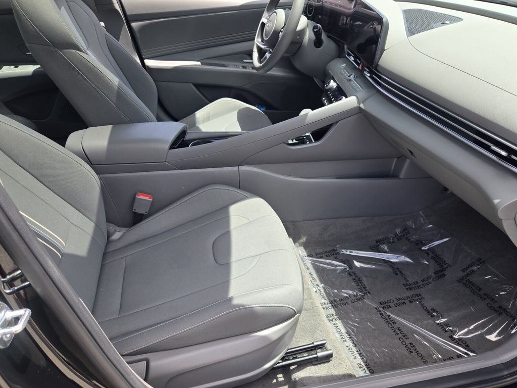 2025 Hyundai Elantra SEL - Photo 16