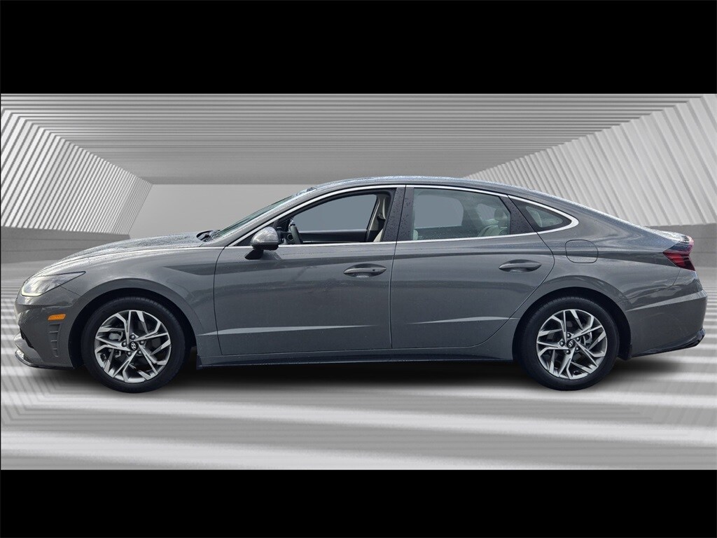 2022 Hyundai Sonata SEL photo 2