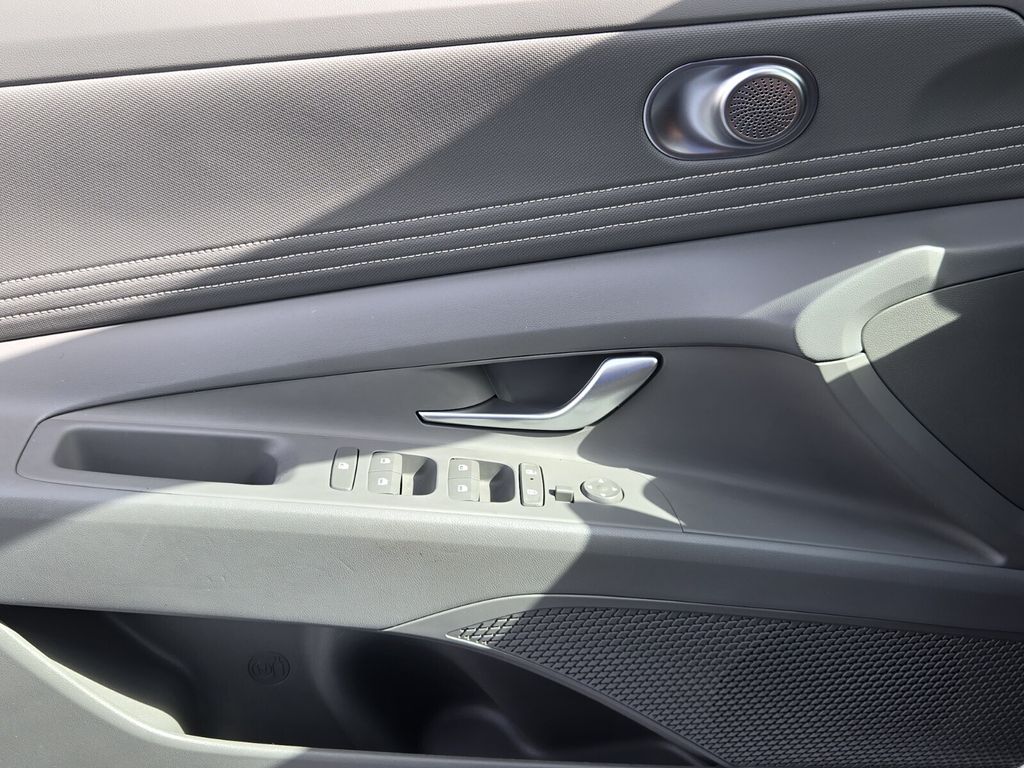 2025 Hyundai Elantra SEL - Photo 30