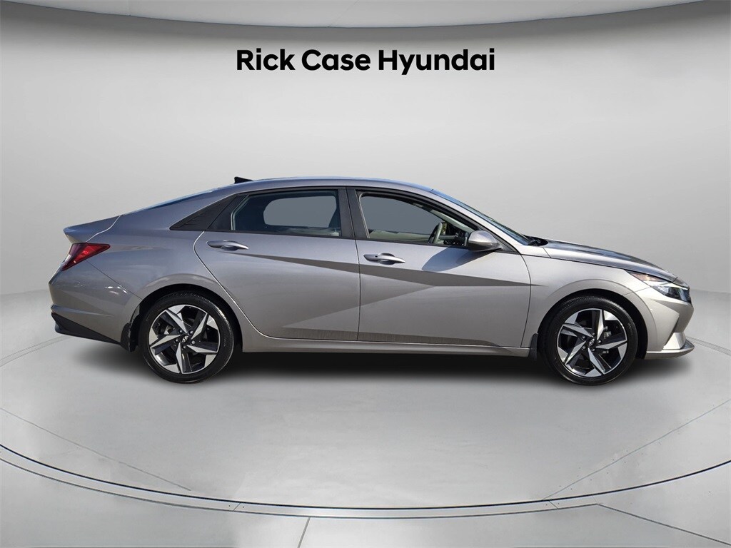 2023 Hyundai Elantra SEL photo 3