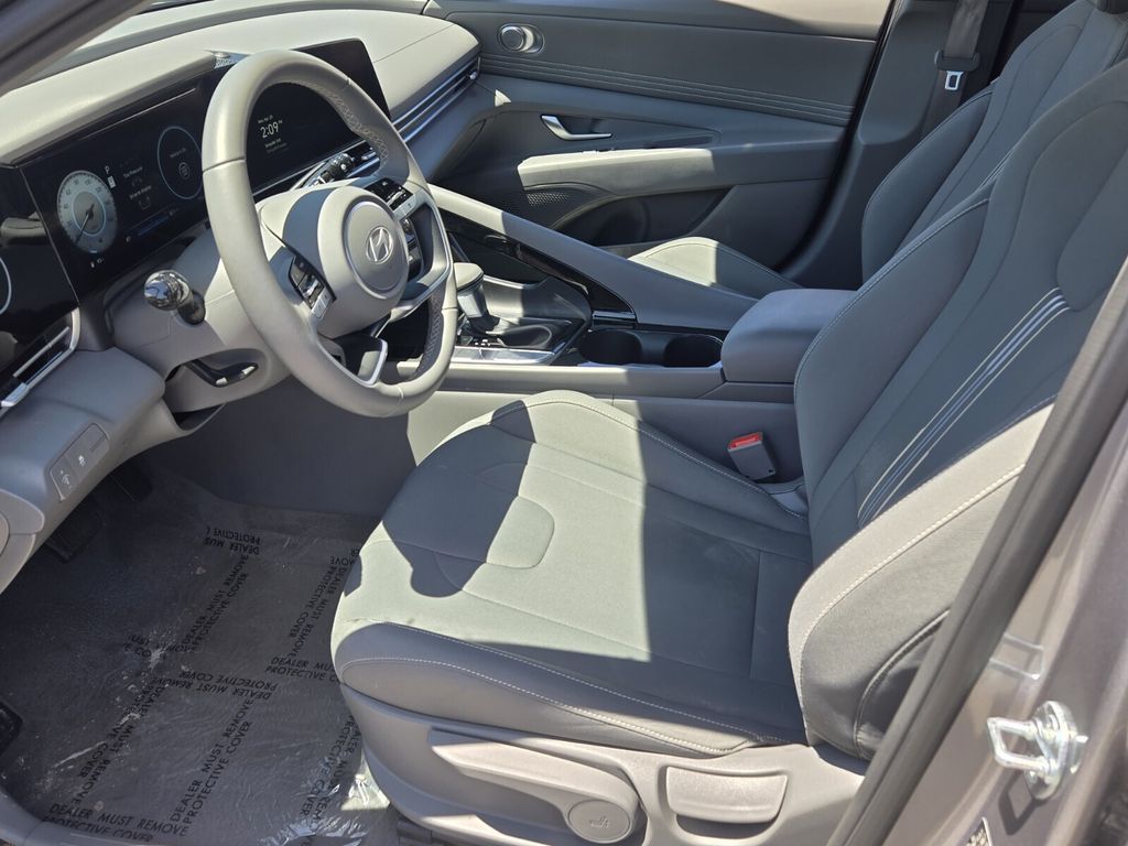 2025 Hyundai Elantra SEL - Photo 10