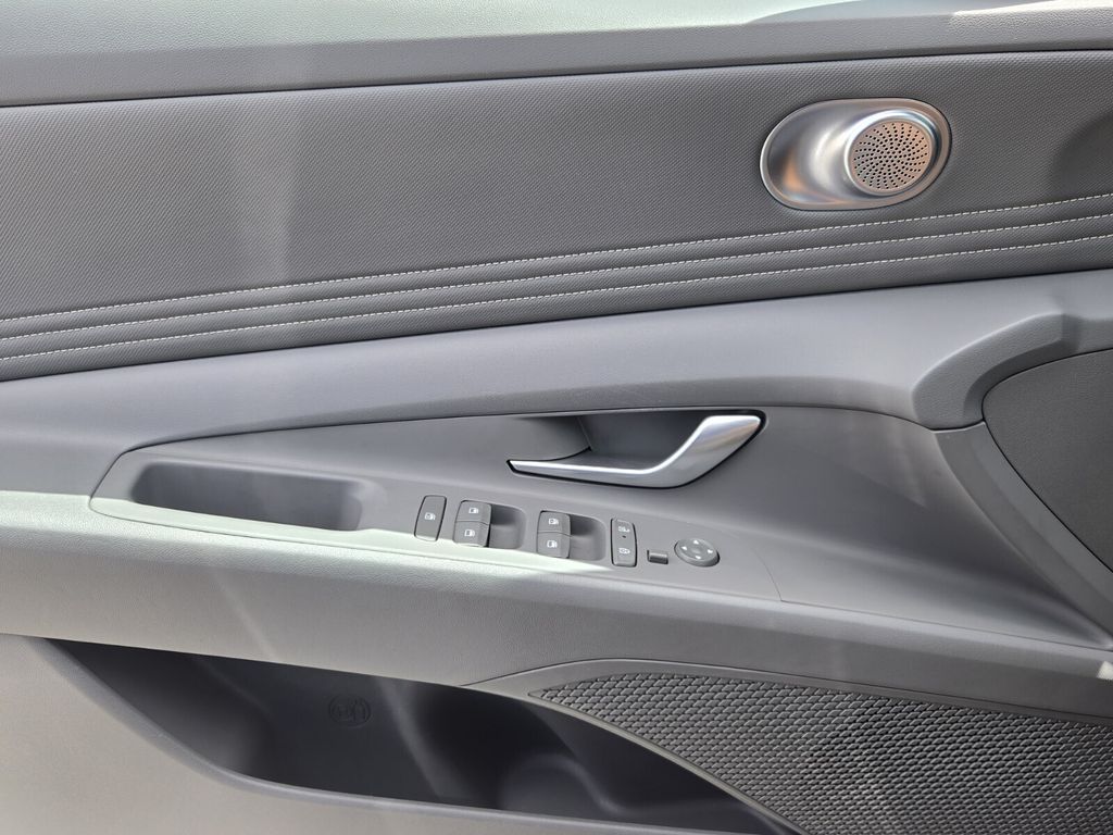 2025 Hyundai Elantra SEL - Photo 29