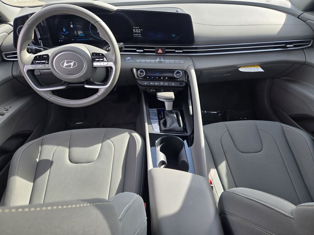 2025 Hyundai Elantra SEL - Photo 12