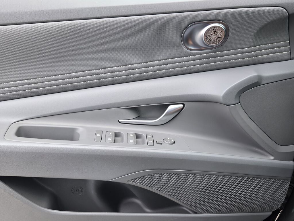 2025 Hyundai Elantra SEL - Photo 29