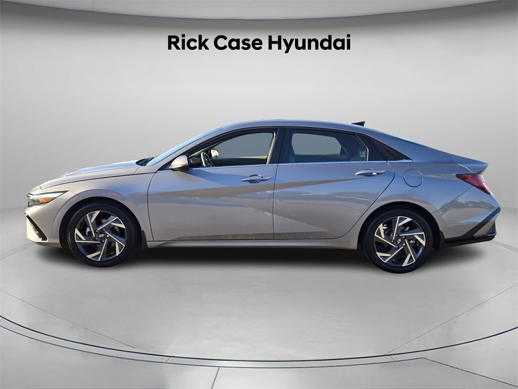 2025 Hyundai Elantra SEL Convenience photo 2