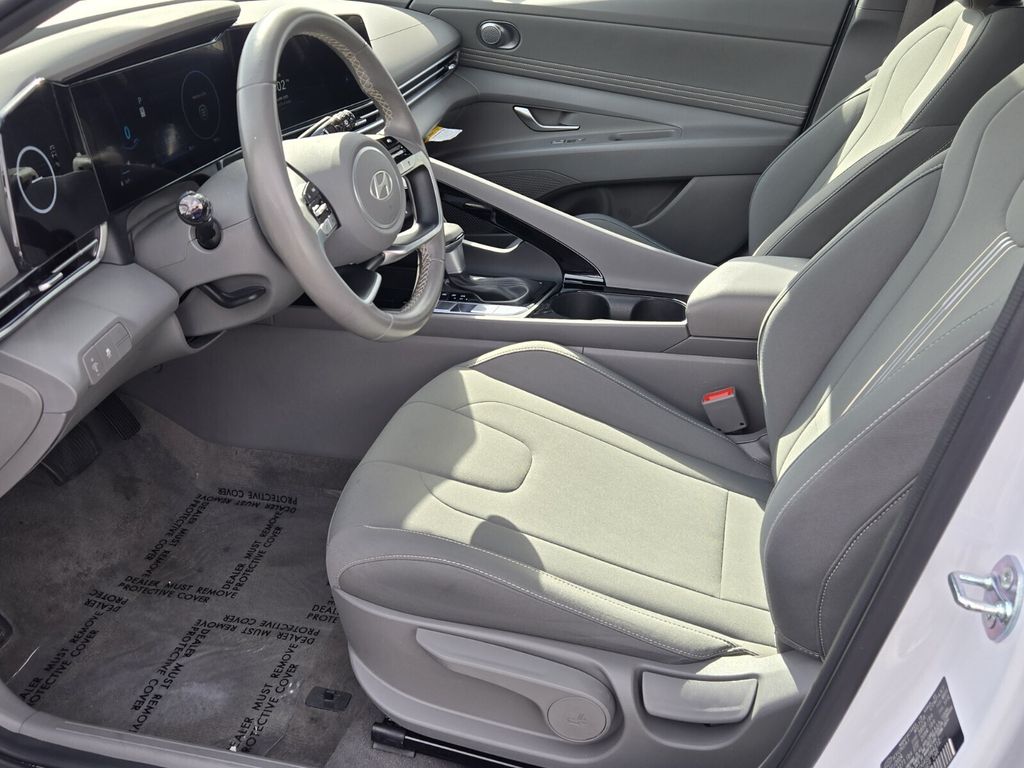 2025 Hyundai Elantra SEL - Photo 10
