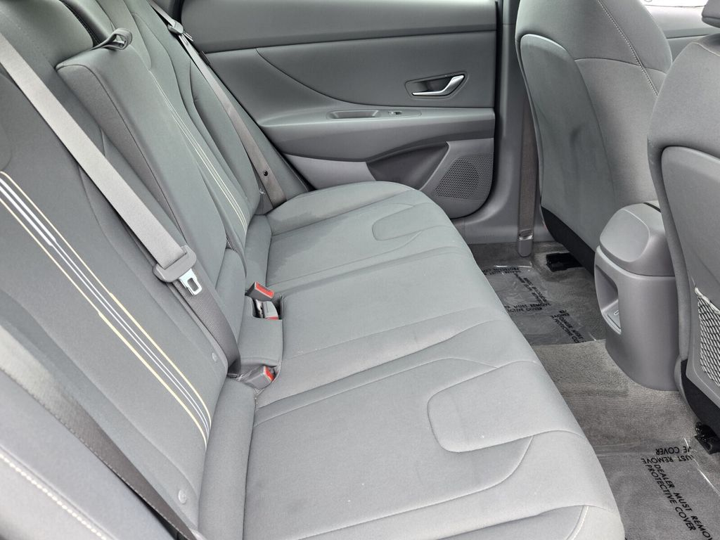 2025 Hyundai Elantra SEL - Photo 15